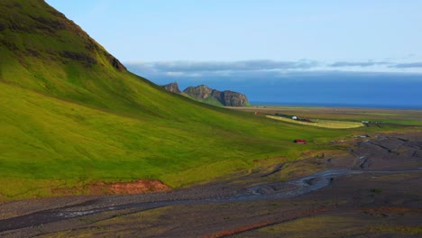 Pintoresco-De-Montañas-Verdes-Con-Río-Que-Fluye-Cerca-De-La-Piscina-Geotérmica-De-Seljavallalaug,-Sur-De-Islandia