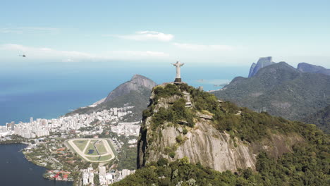 Hubschrauber-Nähert-Sich-Christus-Der-Erlöser-Statue-Auf-Dem-Corcovado-Hügel-In-Rio-De-Janeiro
