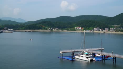 Malerischer-Blick-Auf-Den-Strand-Und-Das-Meer-In-Geonje-City-Südkorea---Breite-Aufnahme