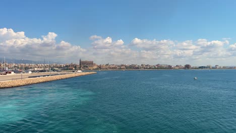 Fähre-Mallorca-Barcelona-Abfahrt-Vom-Hafen-Von-Palma-Kathedrale-Im-Hintergrund