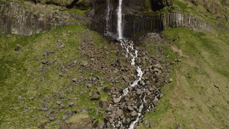 Impresionante-Cascada-En-El-Acantilado-De-Islandia-En-La-Península-De-Snaefellsnes,-Antena