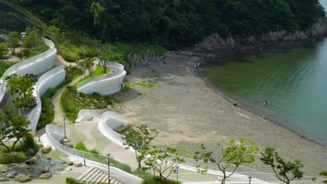 Touristen-Schwimmen-Am-Felsigen-Strand-Vom-Geoje-Hanwha-Resort-Belvedere-In-Südkorea