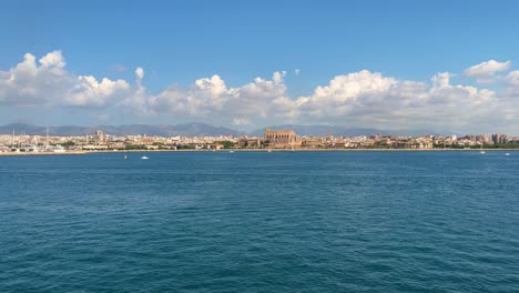 Skyline-Der-Stadt-Palma-De-Mallorca,-Aufgenommen-Von-Einem-Fahrenden-Boot-Aus