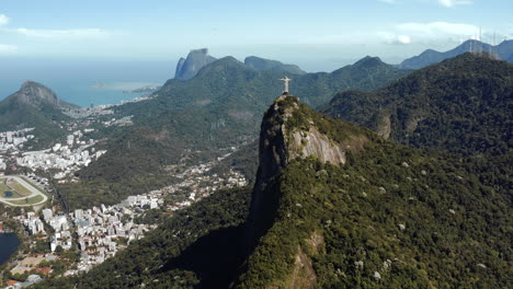 Christus-Die-Erlöser-Statue-Auf-Dem-Corcovado-Hügel-Luftpanorama-In-Rio-De-Janeiro