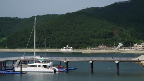 Barco-Catamarán-En-Embarcadero-Con-Turista-En-Hanwha-Resort-Geoje-Belvedere,-Corea-Del-Sur