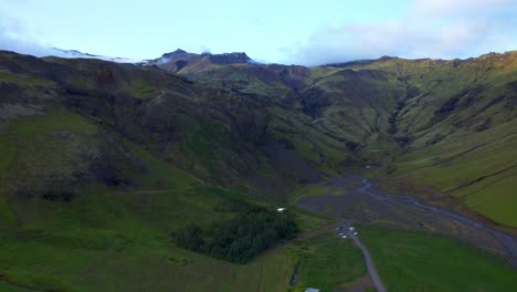 Vista-Aérea-De-Las-Montañas-Y-El-Río-Cerca-De-Seljavallalaug-En-Islandia