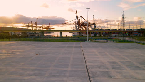 Werft-Mit-Kränen-Und-Containern-Im-Hafen-Von-Gdynia-In-Polen-Bei-Sonnenaufgang