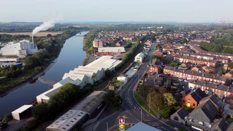 Warrington-Industrielles-Stadtbild-Luftbild-Vorort-Fluss-Immobilien-Skyline-Schwenk-Rechts