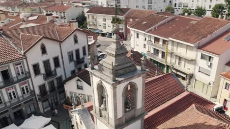 Historischer-Glockenturm-Der-Stadt-Arouca-In-Portugal,-Luftbahnansicht