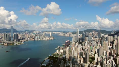 Luftaufnahme-Der-Skyline-Der-Bucht-Von-Hongkong-An-Einem-Schönen-Tag