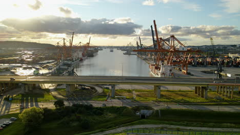 Panoramablick-Mit-Erhöhter-Autobahn-Und-Gdynia-Hafen-Und-Werft-Im-Hintergrund-Während-Des-Sonnenuntergangs-In-Polen