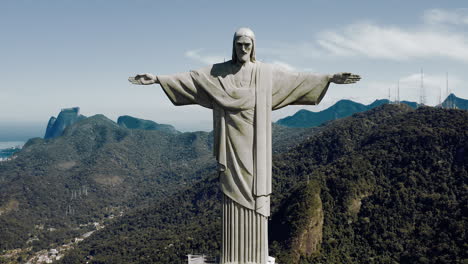 Acercamiento-Aéreo-De-La-Estatua-Del-Cristo-Redentor-En-La-Cima-Del-Cerro-Corcovado-En-Río-De-Janeiro