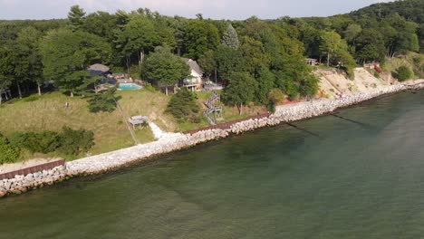 Verstärkte-Barrieren-An-Der-Küste-Des-Michigansees