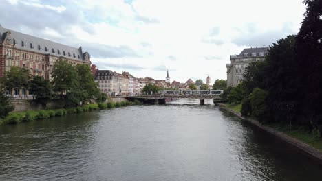 Schönes-Stadtzentrum-Von-Straßburg-Mit-Bunten-Blumen-Und-Rhein