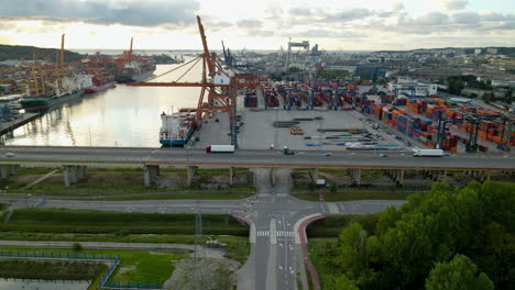 Luftaufnahme-Der-Kreuzungsstraße-Unter-Der-Überführung-In-Der-Nähe-Des-Werftseehafens-Im-Hafen-Von-Gdynia,-Polen