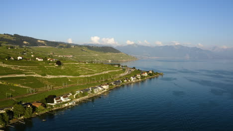Vista-De-La-Puesta-De-Sol-Sobre-El-Pueblo-De-Cully-En-El-Lago-De-Ginebra-Con-Viñedos-De-Lavaux-En-El-Cantón-De-Vaud-En-Suiza-En-Verano