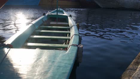 Kleines-Boot,-Das-Am-Pier-Lehnt