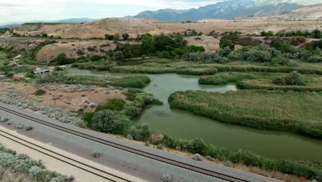 Luftaufnahme-Des-Jordan-River-Canal-In-Bluffdale,-Utah