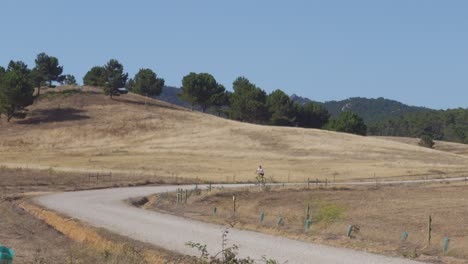 Un-Ciclista-En-Bicicleta-En-Un-Camino-De-Prado-Rural-En-Portugal