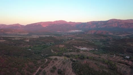 Panorama-Der-Landschaft-Malagas-Mit-Bergiger-Kulisse-Bei-Sonnenuntergang-Im-Sommer-In-Spanien