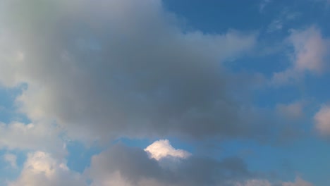 Timelapse-De-Nubes-Blancas-Sobre-Fondo-De-Cielo-Azul