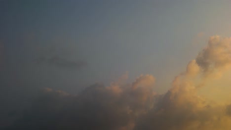 Timelapse-De-Nubes-Cumulonimbus-Al-Atardecer-Contra-El-Fondo-De-Cielo-Azul