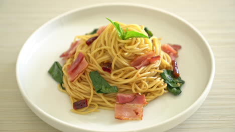 Gebratene-Spaghetti-Mit-Getrocknetem-Chili-Und-Speck