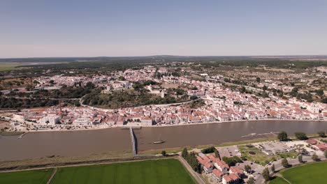 Atemberaubendes-Stadtbild-Von-Alcacer-Do-Sal,-Portugal