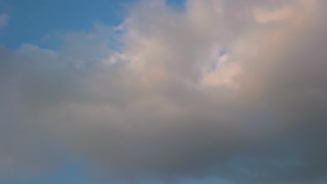 Zeitraffer-Von-Dunklen-Und-Weißen-Wolken-Auf-Blauem-Himmelshintergrund
