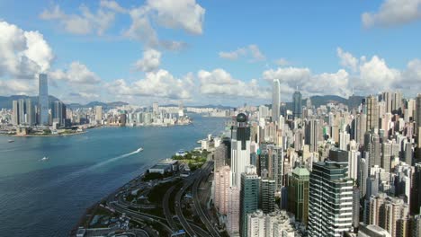 Vista-Aérea-Del-Horizonte-De-La-Bahía-De-Hong-Kong-En-Un-Hermoso-Día