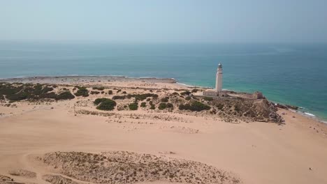 Historischer-Leuchtturm-Von-Cape-Trafalgar-Mit-Sandstrand-Im-Sommer-In-Cadiz,-Spanien