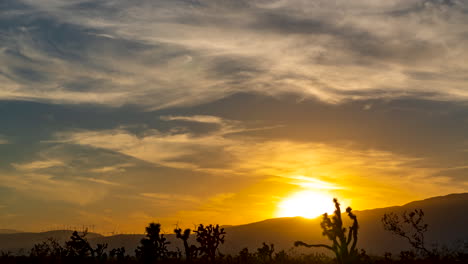 Ein-Farbenprächtiger-Sonnenuntergang-An-Einem-Diesigen-Nachmittag-In-Der-Wildnis-Der-Mojave-wüste---Statischer-Zeitraffer