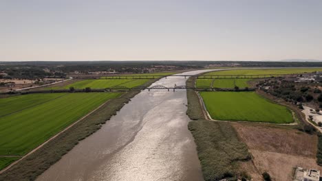 Brücken-über-Den-Fluss-Sado-Und-Schöne-Grüne-Landwirtschaftliche-Felder,-Alcacer-Do-Sal,-Portugal