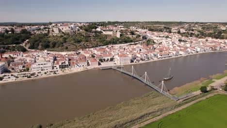 Brücke-über-Den-Fluss-Sado-Und-Alcaçer-Do-Sal-Am-Flussufer-Stadtbild,-Alentejo,-Portugal