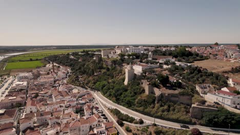 Castillo-Medieval-En-La-Cima-De-Una-Colina-En-Alcacer-Do-Sal,-Portugal