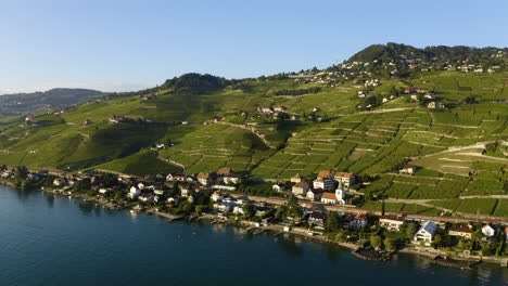 Puesta-De-Sol-Soleada-En-El-Pueblo-De-Villette-En-Vaud,-Suiza-Con-Exuberantes-Viñedos-Verdes-De-Lavaux-En-Verano