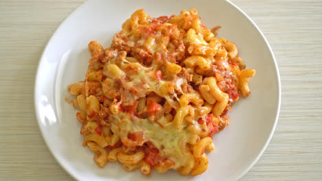 Hausgemachte-Gebackene-Makkaroni-Bolognese-Mit-Käse---Italienische-Küche