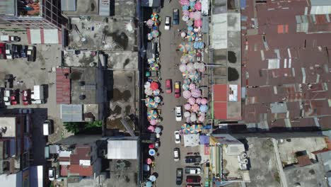 Drohnen-Luftaufnahmen-Des-Zentralamerikanischen-Kolonialstraßenmarktes-Während-Des-Tages-Mit-Normalem-Fuß--Und-Fahrzeugverkehr