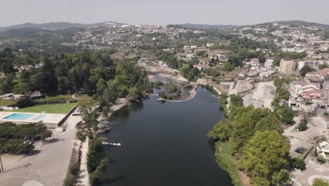 Panoramaschwenk-Aus-Der-Luft,-Der-Den-Spektakulären-Blick-Auf-Den-Fluss-Tamega-In-Amarante-Portugal-Einfängt