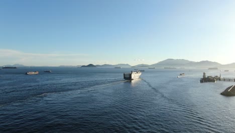 Embarcación-Roro-Roll-On-off-Navegando-Lentamente-Saliendo-De-La-Bahía-De-Hong-Kong