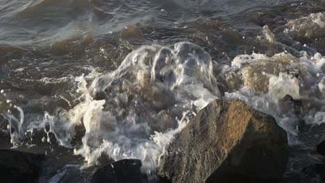 Meereswellen-In-Zeitlupe,-Die-Auf-Den-Felsen-Am-Strand-Krachen
