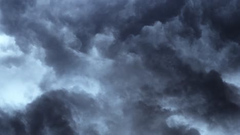 Tormenta-En-Nubes-Cumulonimbus-Oscuras-En-Movimiento