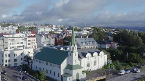 Iglesia-Luterana-En-La-Capital-Reykjavik-De-Islandia,-Edificio-Idílico-Durante-El-Atardecer