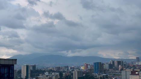 Ein-Weitschuss-Für-Addis-Abeba-Stadt-Und-Die-Wolken-Bewegen-Sich-Langsam