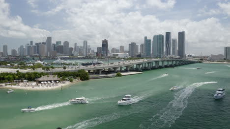 Drohnenschuss-Steigt-Auf,-Um-Die-Skyline-Von-Miami-Zu-Enthüllen