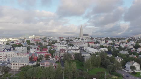 Ciudad-De-Reykjavik-Con-La-Iglesia-Hallgrimskirkja-En-La-Colina-En-El-Centro,-Islandia