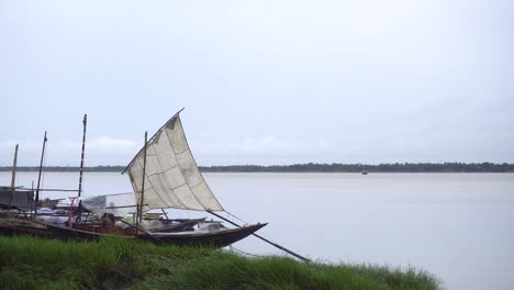 Ein-Segelboot-Stand-Am-Ufer-Des-Ganges-In-Indien