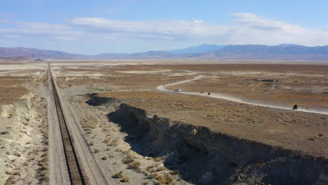 Ausgestoßene-Fahren-Durch-Eine-Eisenbahn-Mitten-In-Der-Wüste,-USA