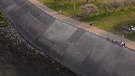 Frau-Radfahren-Entlang-Der-Promenade-Entlang-Des-Flusses-Rio-De-La-Plata,-Buenos-Aires