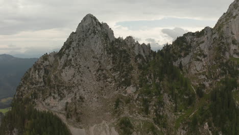 Speedramping-Drohne-über-Einen-Bergrücken-In-Der-Schweiz-Geschossen